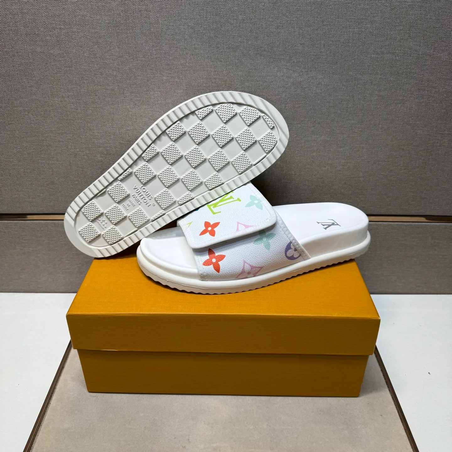 ⬛️Men's shoes 💰p320 [LV～] Men's casual slippers 2025z cabinet sales simultaneously 🔶Size: 38-44 #️⃣ 🔷2 colors🔜The upper is made of multi-material splicing➕Genuine leather lining, comfortable and breathable, sole: original comfortable and wear-resistant outsole, ⚠️Real shot📱Photographed🎬The real thing is better📢📢📢